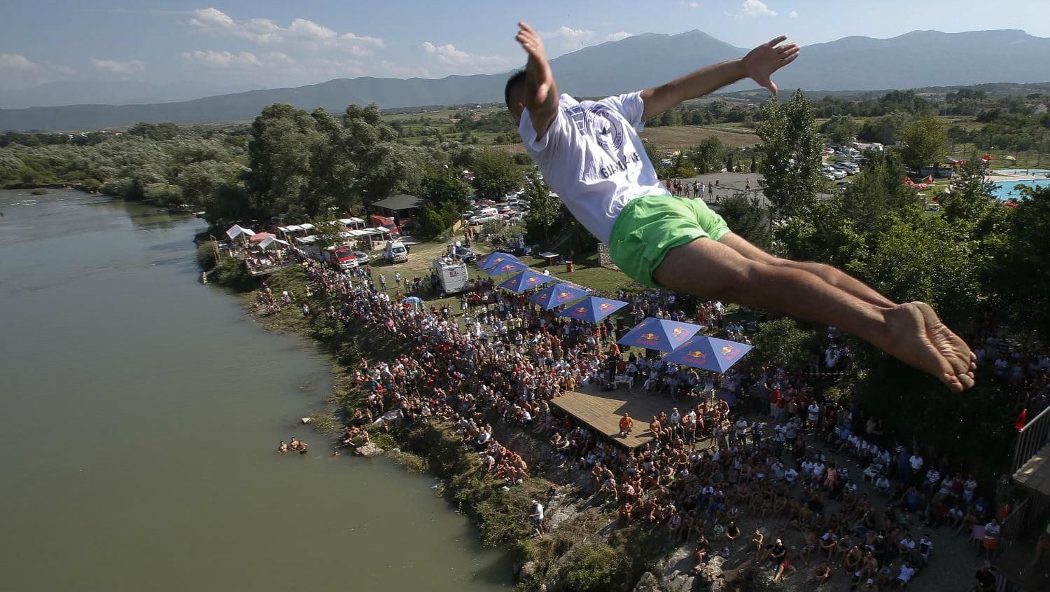 Održano 68. takmičenje u skokovima sa mosta u Đakovici (FOTO) 1