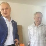 Vesić sa porodicom Timotijević u novom stanu 2