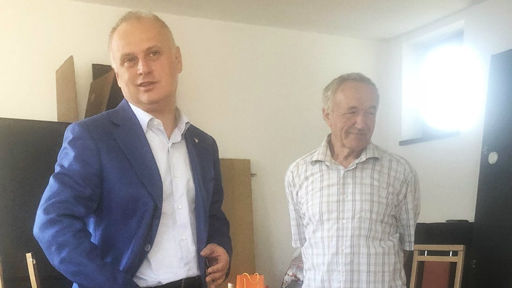 Vesić sa porodicom Timotijević u novom stanu 1