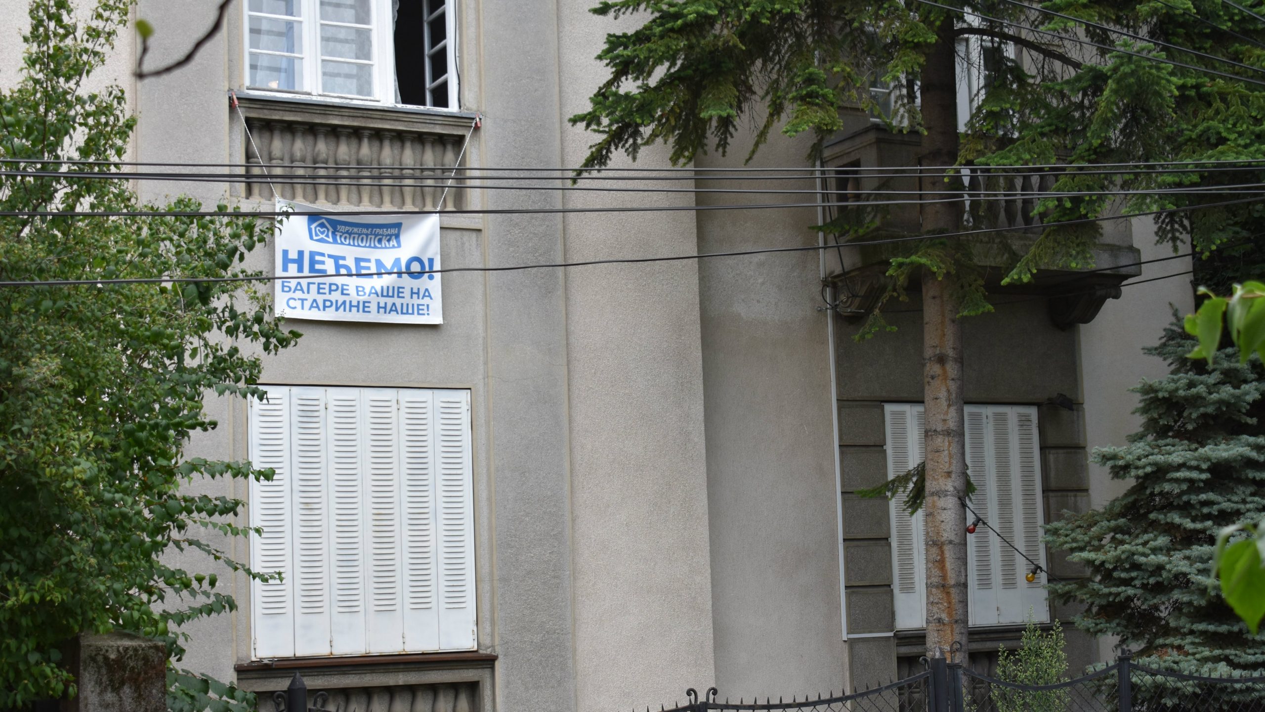 Vračarci banerima na prozorima protiv investitorske urbanizacije 1