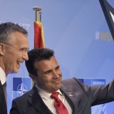 Stoltenberg uručio Zaevu poziv za NATO 1