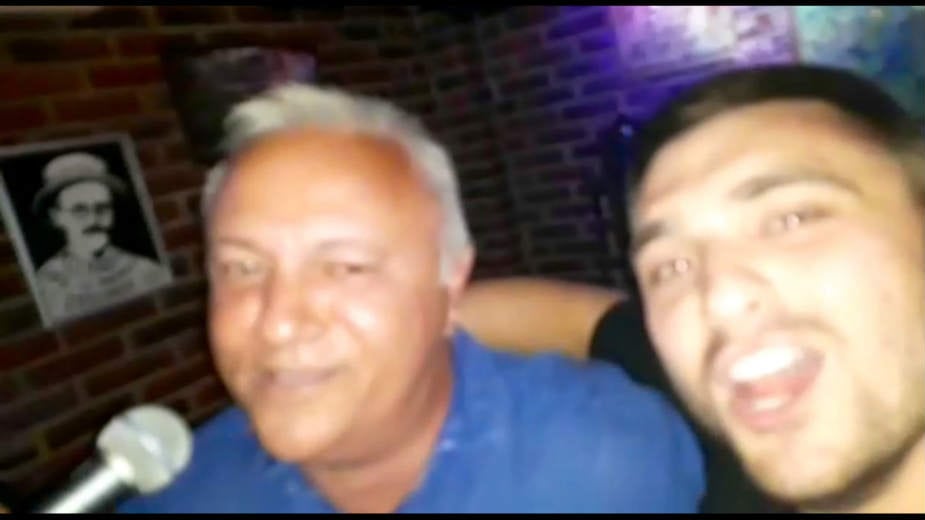 Mlađan Dinkić pevao "Hipnotisana gomila" 1 Mlađan Dinkić pevao "Hipnotisana gomila" 1