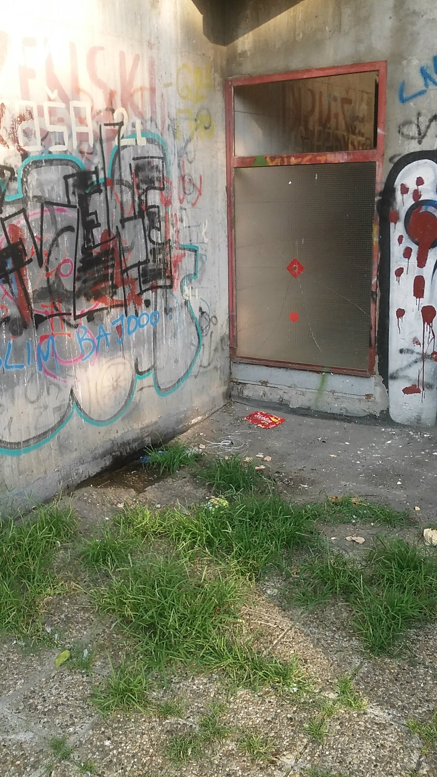 Potkrovlje zgrade u bloku 62 već 40 godina kao stanare ima golubove 2