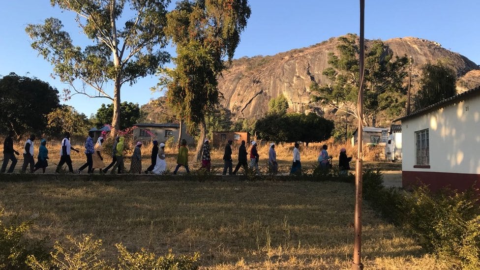 Glasači čekaju u redu u Zimbabveu
