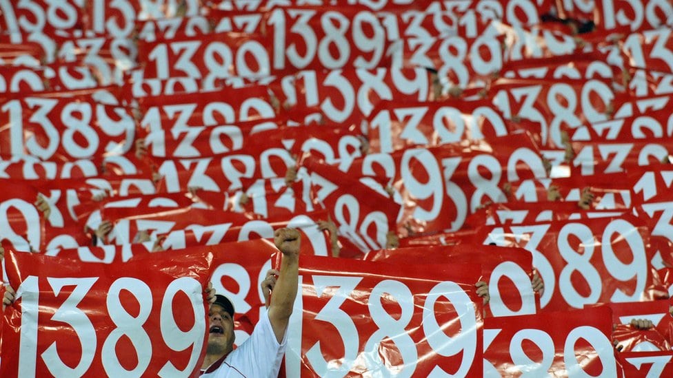 Navijači Crvene zvezde sa natpisima 1389