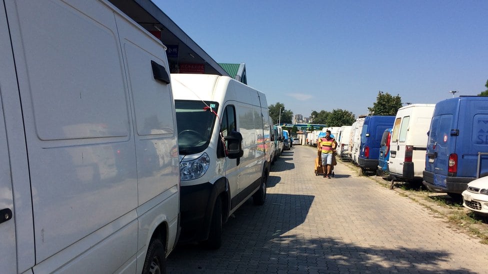 Polaganje vožnje u Srbiji: „Niko ko ne zna tečno srpski ne može da dobije dozvolu" 3 Kineski tržni centar, Novi Beograd