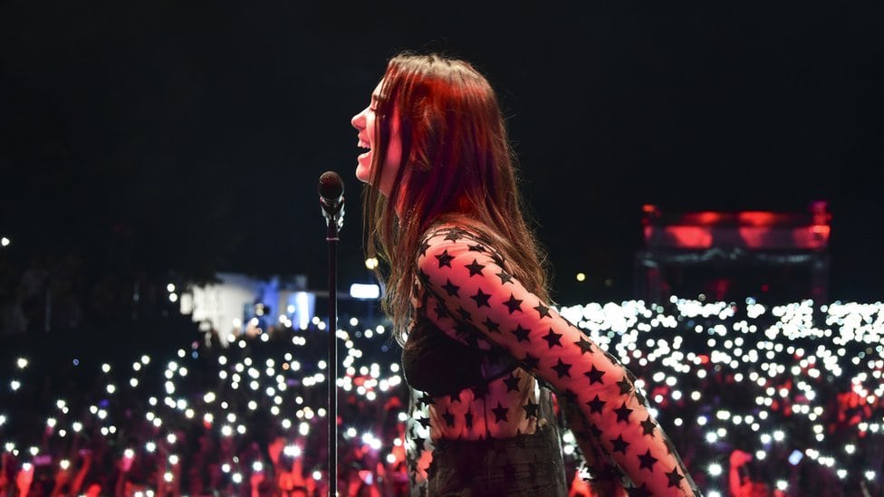 Dua Lipa za mikrofonom na koncertu u Prištini, avgust 2016.