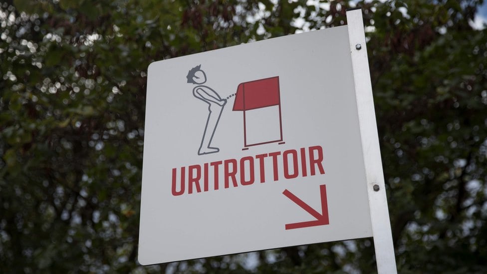 Slika poazuje znak za javni urinator, avgust 2018. u Parizu