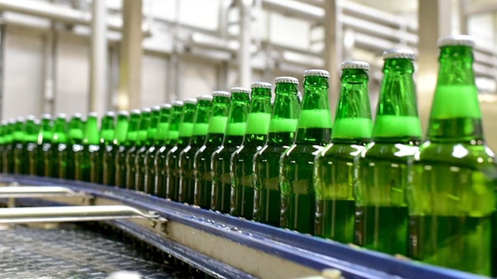 flaše piva u fabrici