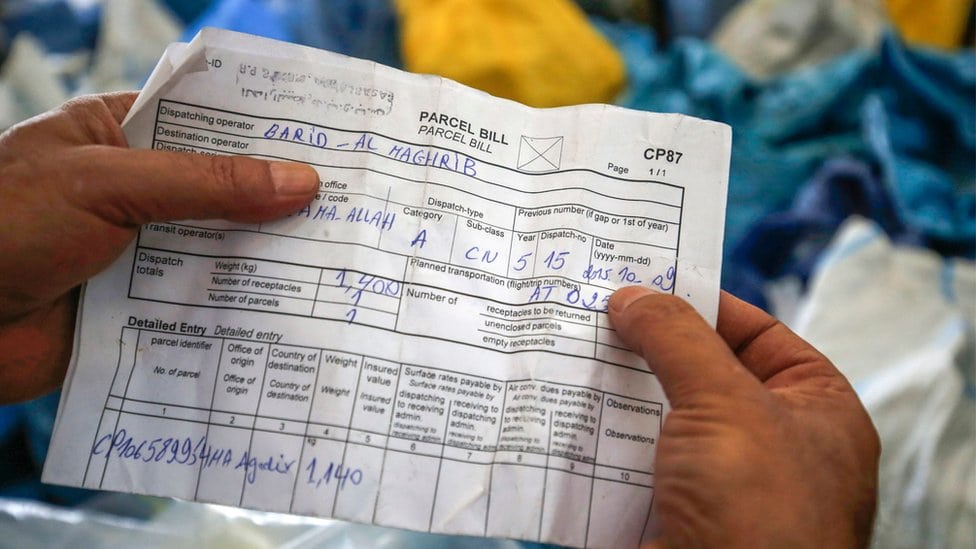 Radnik u pošti u palestini drži račun iz 2015. Avgust 2018.