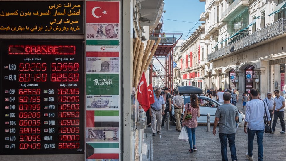 Pešačka zona u Istanbulu, vidi se i menjačnica