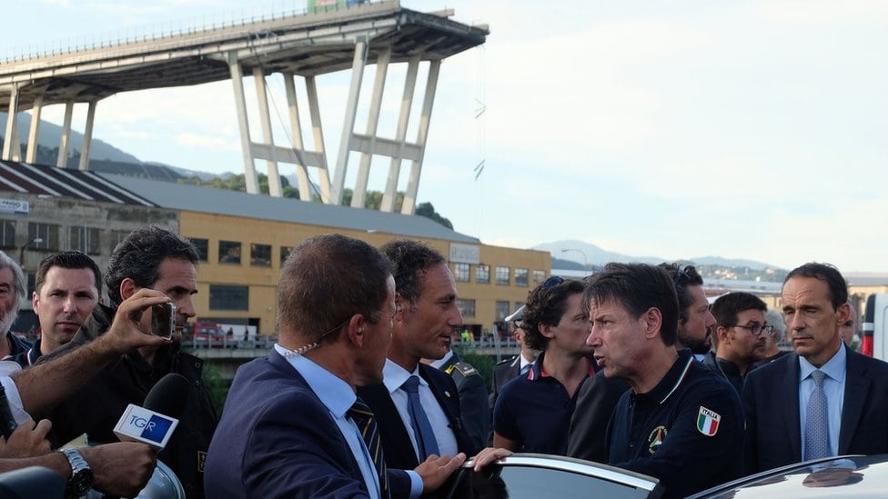 Italijanski premijer Đuzepe KOnte na mestu na kojem se urušio most