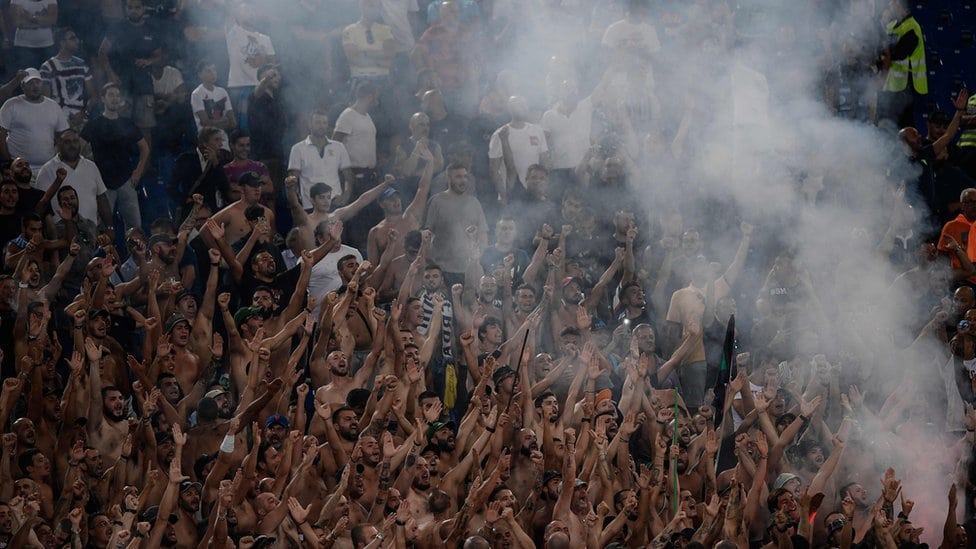 Navijači Lacija navijaju tokom utakmice s Napolijem na Olimpijskom stadionu u Rimu 18, avgust