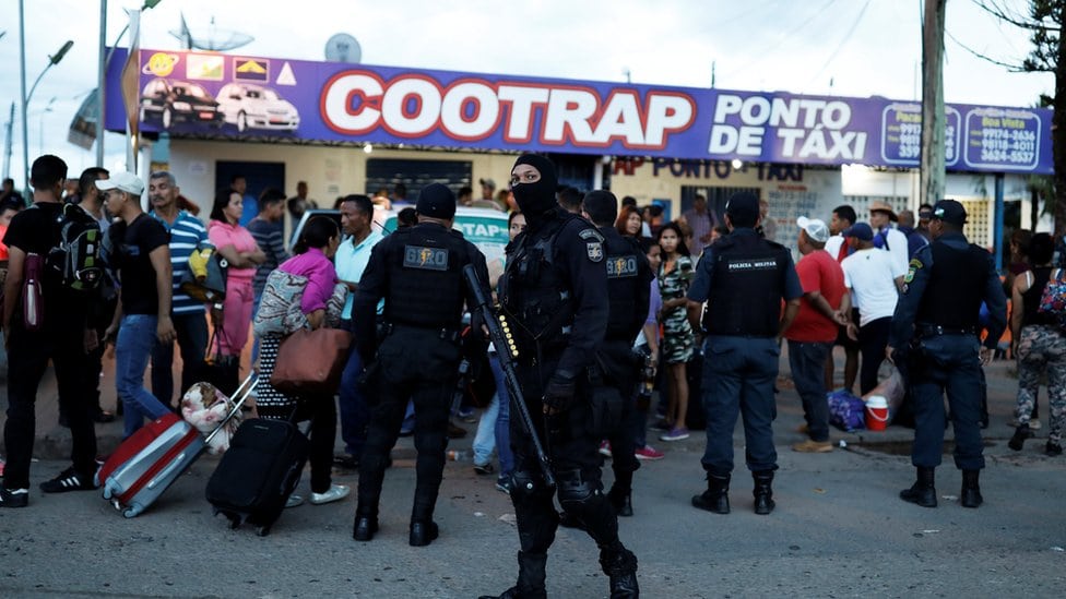 Policija priča sa državljanima Venecuele u saveznoj državi Roraima, 19. avgusta 2018
