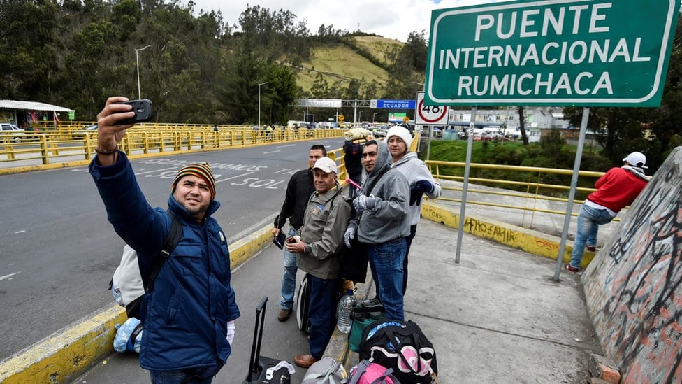 Venecuelanci poziraju na mostu pre prelaska iz Kolumbije u Ekvador, 20. avgusta 2018.
