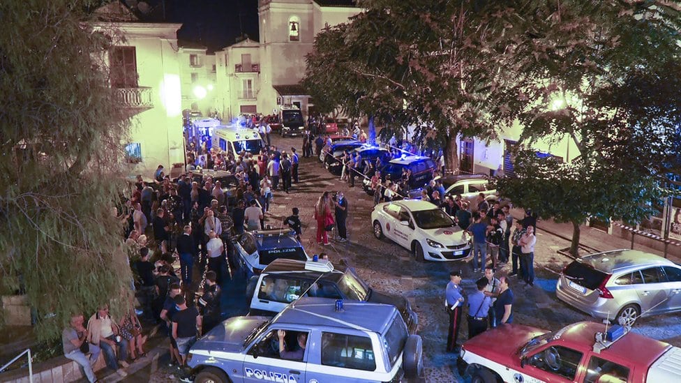 Spasioci i građani čekaju na centralnom trgu u selu Čivita