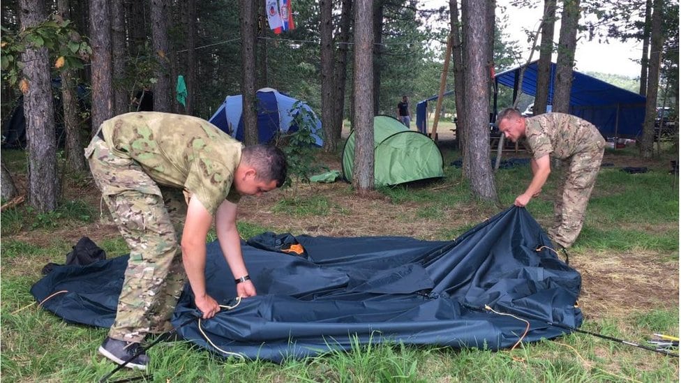 Patriotizam, tradicija i obuka: ko organizuje vojno-patriotske kampove 3 Ruski instruktori Evgenij i Alekej sklapaju šator nakon što je policija zatvorila kamp