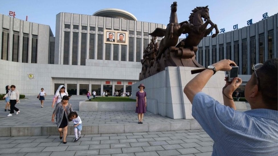 Turisti fotografišu Palatu dece u Pjongjangu