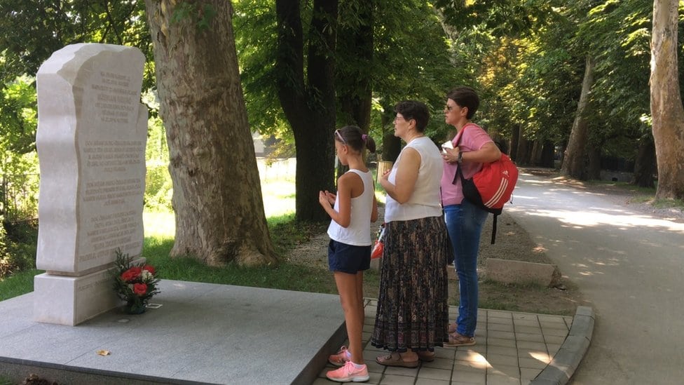 Spomenik Dženanu Memiću na mestu stradanja u opštini Ilidža u Sarajevu oko kojeg se prolaznici mole.