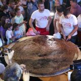 Leskovčani opet oborili rekord - napravili pljeskavicu tešku 66 kilograma 4