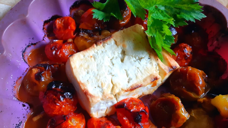 Saganaki- Zapečen sir u rerni sa čeri paradajzom (recept) 1