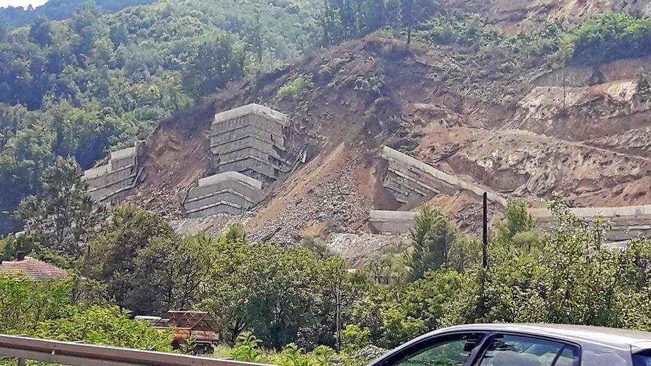 Potporni zid na Koridoru 10 danas se potpuno srušio 1