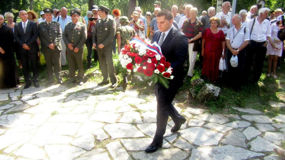 Položen venac na spomenik Arčibaldu Rajsu 1