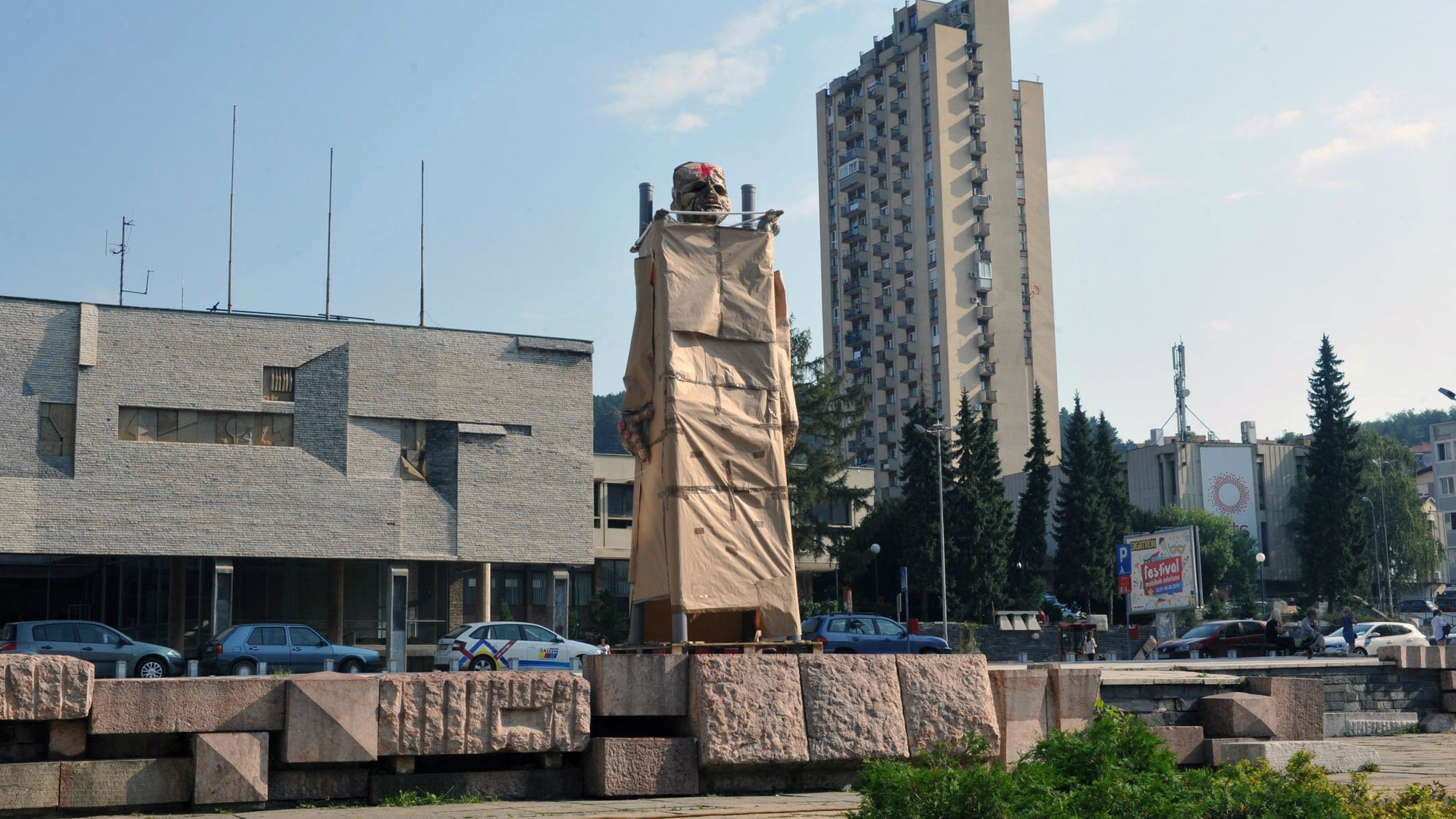 Tito od papira na užičkom trgu 1