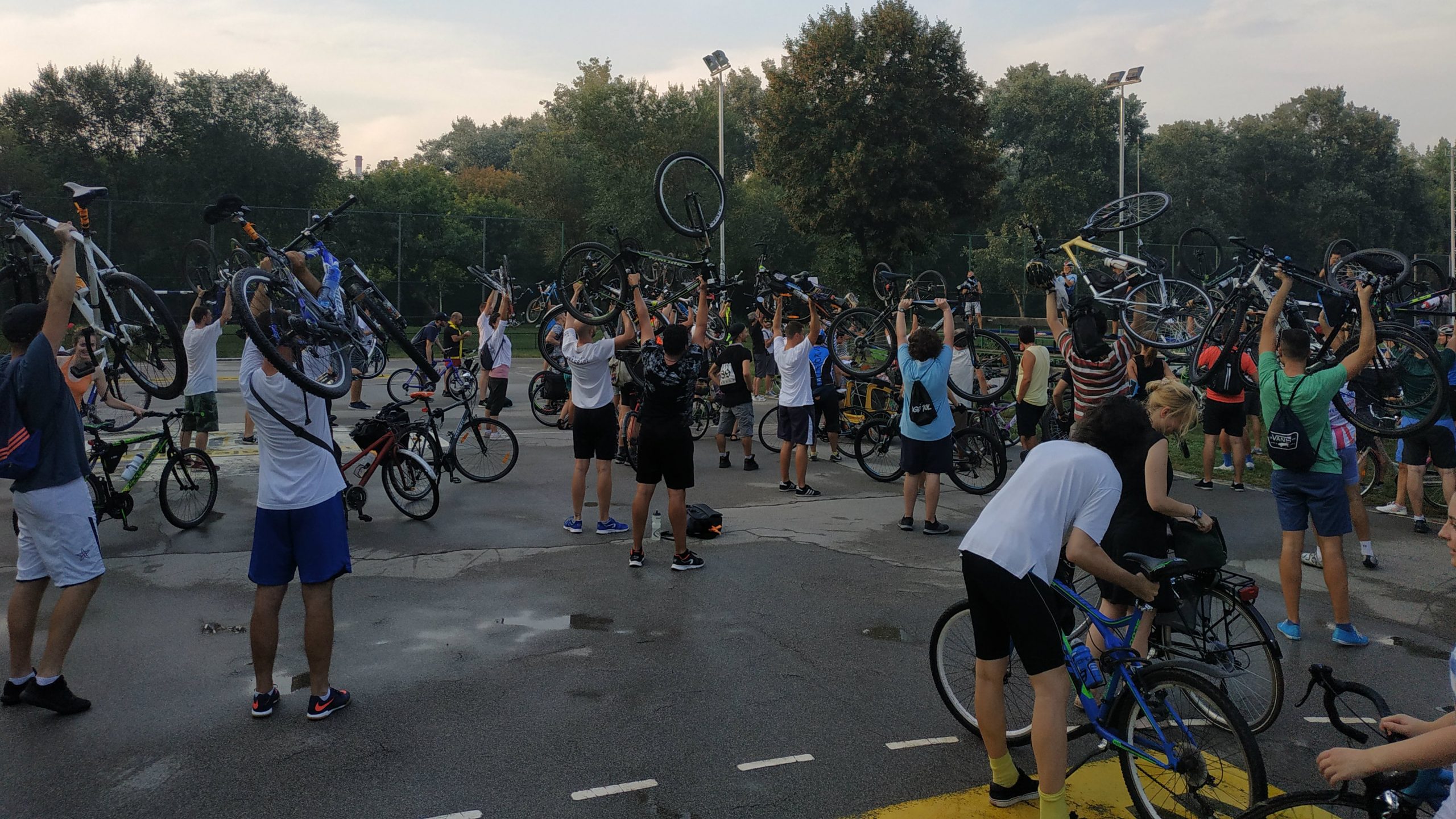 Biciklisti Beograda u subotu na Adi Huji sade "biciklističko drvo" 1