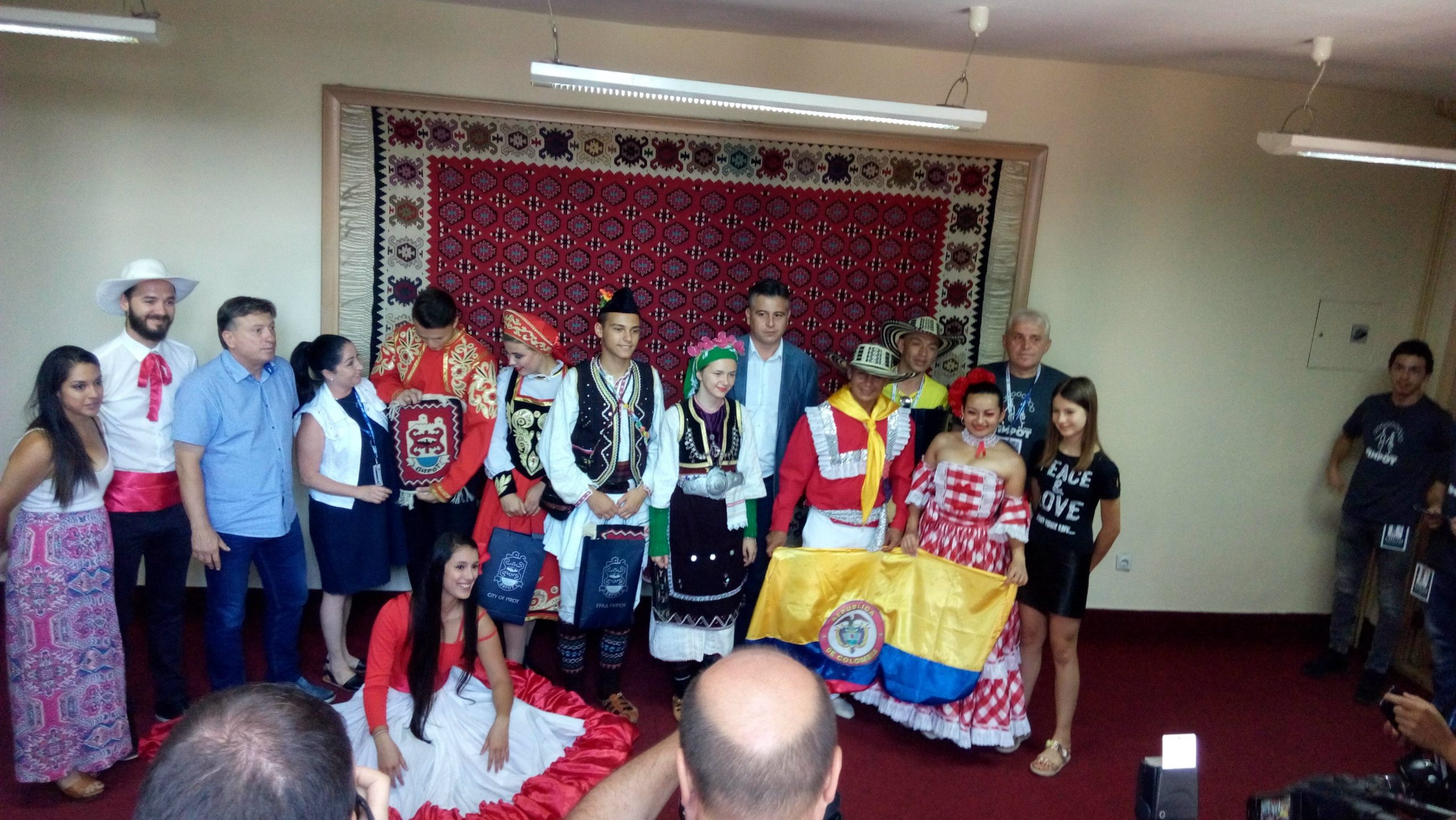 Sa folklornog festivala iz Pirota kućama poneli ćilim 1