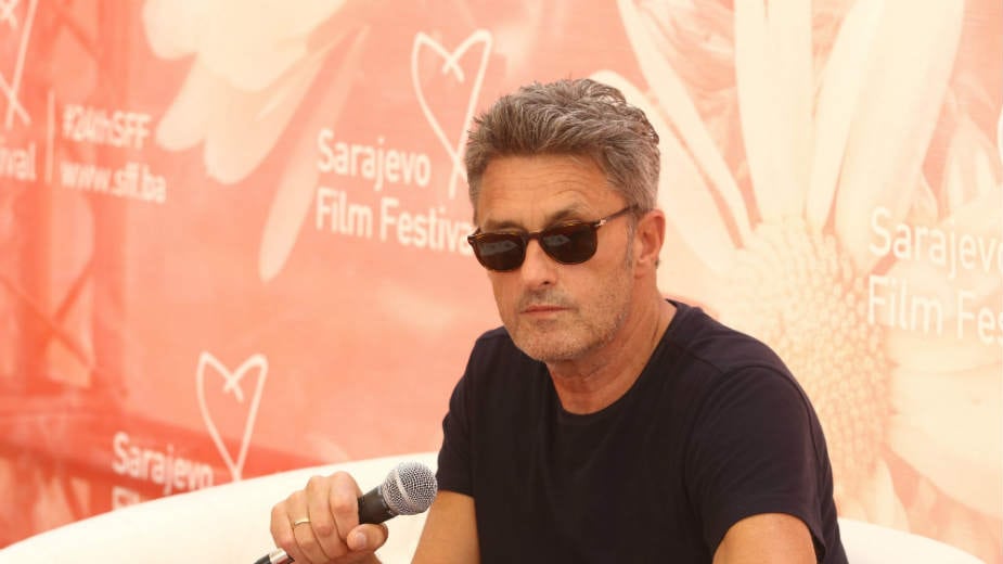 Po definiciji sam autsajder 1