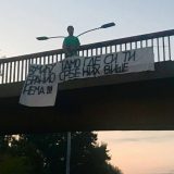Narodna stranka postavila natpis na nadvožnjaku iznad autoputa 4