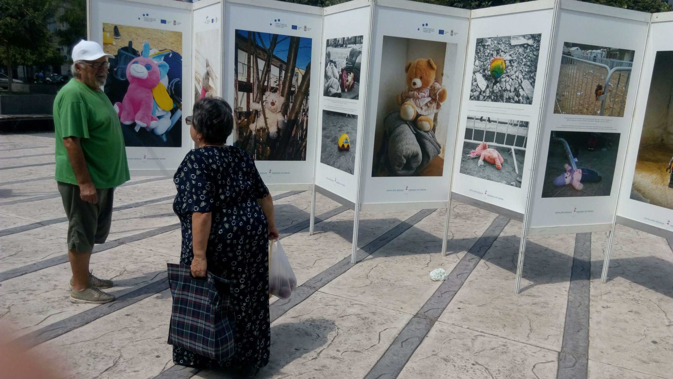 Izložba ''Ostavljena sećanja'' na trgu u centru Pirota 1