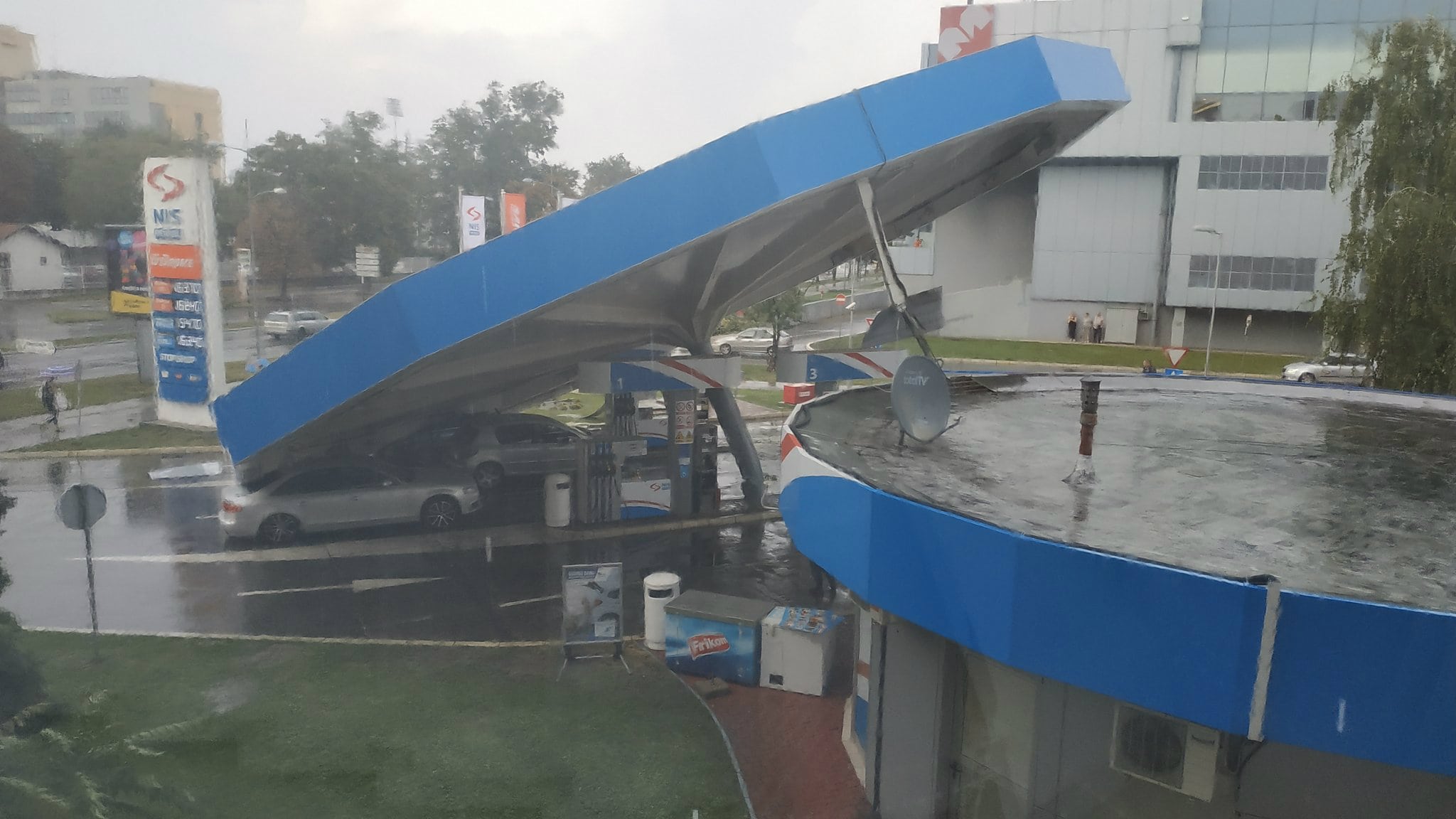 Nevreme srušilo krov pumpe u Novom Sadu 1