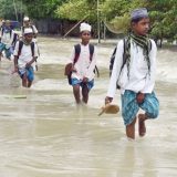 Poplave u Indiji: Spasioci evakuišu ljude zarobljene na krovovima 5