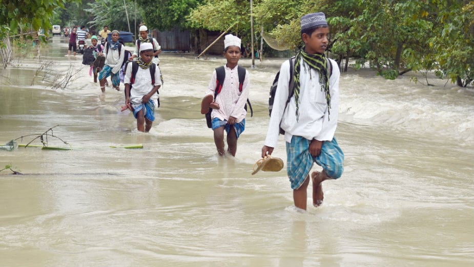 Poplave u Indiji: Spasioci evakuišu ljude zarobljene na krovovima 1
