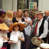 Skadarlijska šeširijada 18. avgusta ispred kuće Đure Jakišića 14