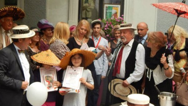 Skadarlijska šeširijada 18. avgusta ispred kuće Đure Jakišića 1