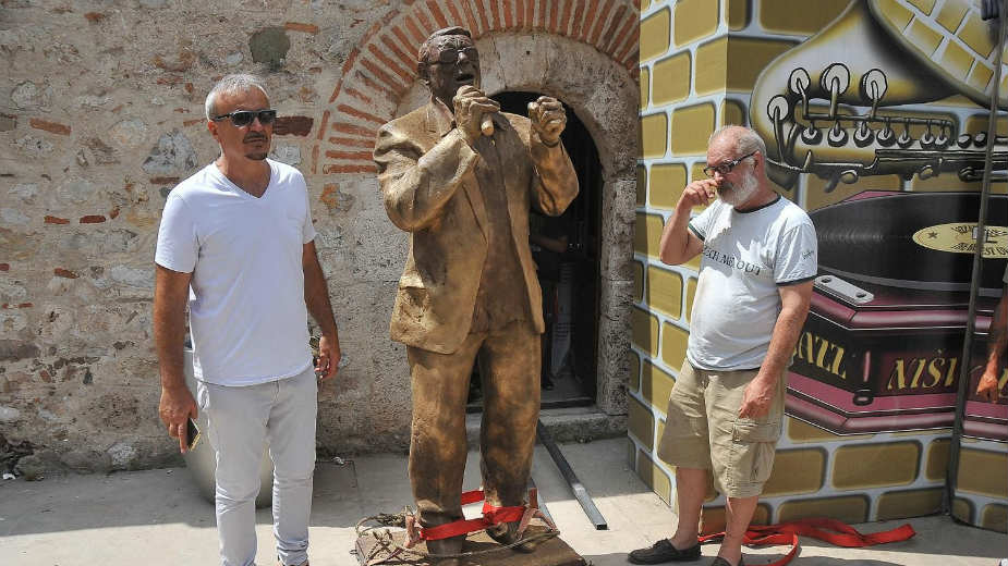 INTERVJU Osman Balić o odnosu Srba i Roma: Sa jedne strane ksenofobična "elita", a sa druge mešoviti brakovi, pijaca i zajednički Šaban Bajramović 3