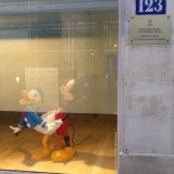 Uklonjena sporna skulptura iz izloga Kulturnog centra Srbije u Parizu 5