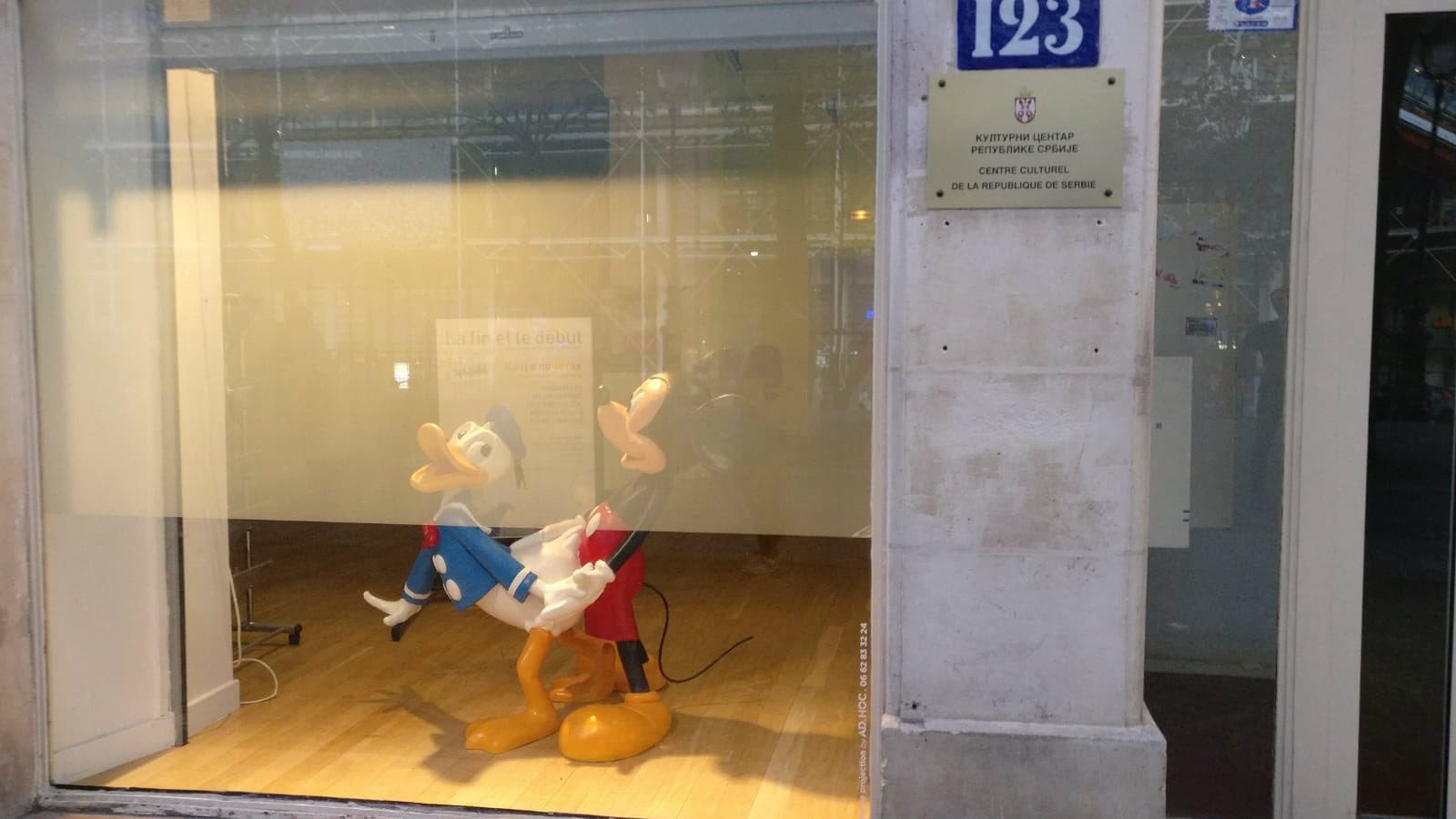 Uklonjena sporna skulptura iz izloga Kulturnog centra Srbije u Parizu 1