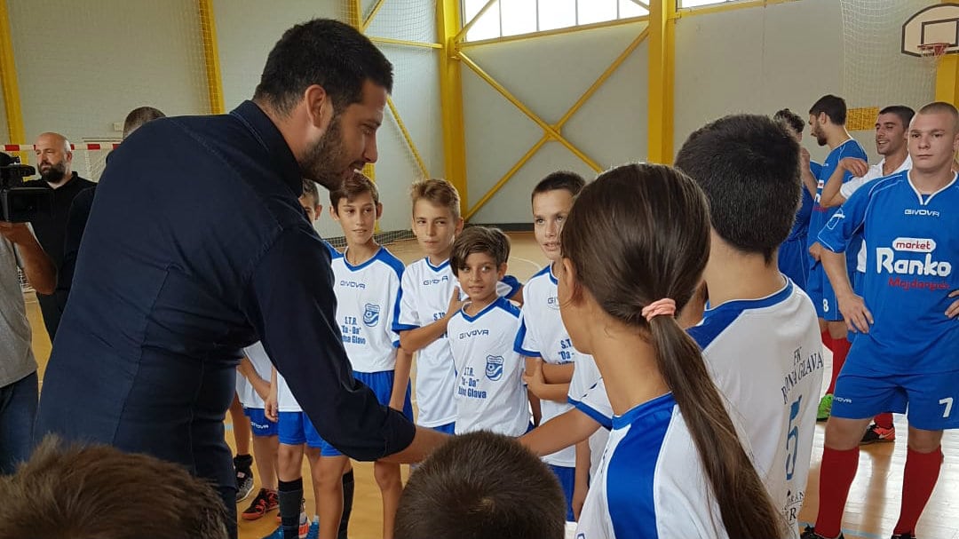 Udovičić u poseti Majdanpeku donirao sportsku opremu 1