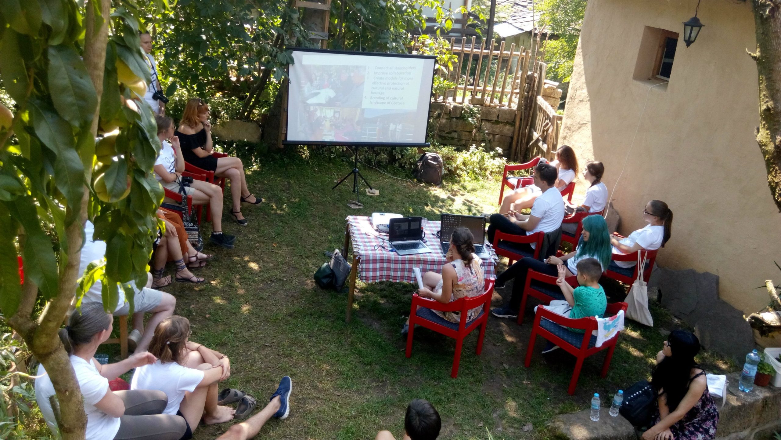 Studenti iz Srbije i inostranstva izučavaju tradicionalnu arhitekturu u selu Gostuša 1