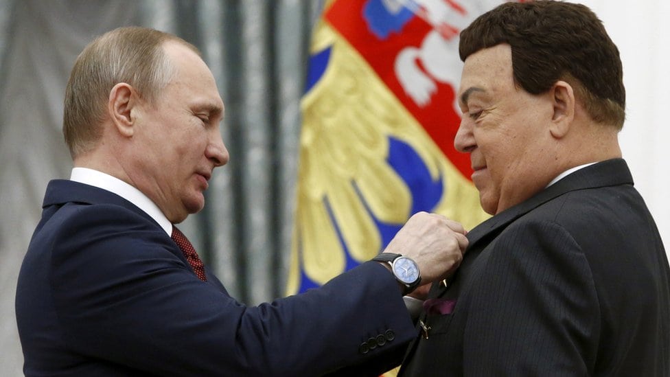 Rusija: Preminuo Jozef Kobzon, sovjetski Sinatra 2 Putin stavlja orden Kobzonu