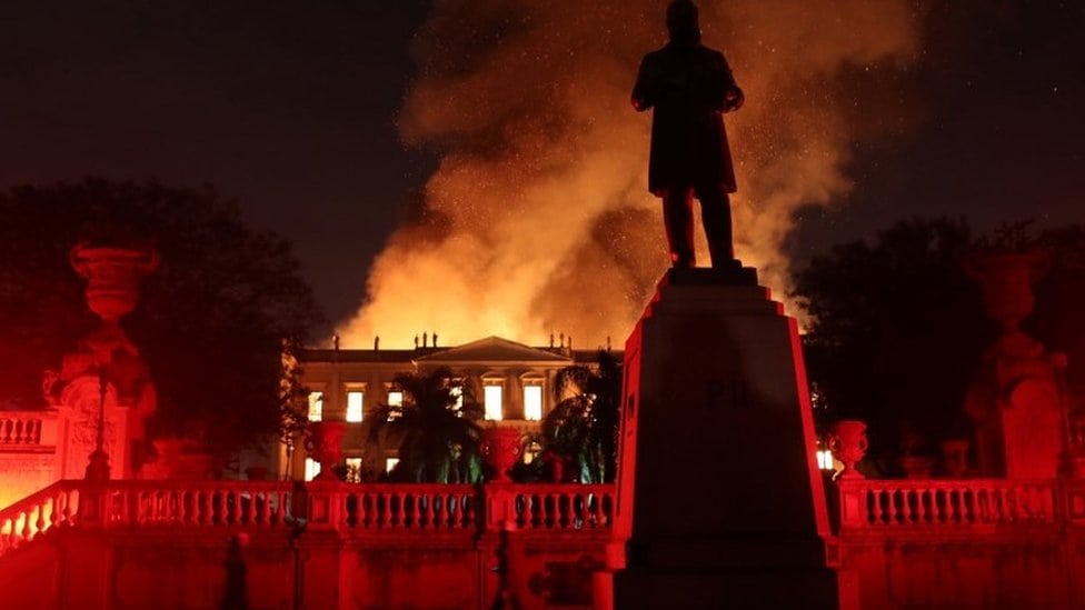 Vatrogasci gase požar u Narodnom muzeju u Brazilu.