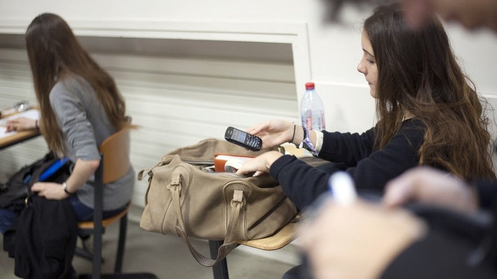 Mogu li srpske škole postati zone bez mobilnih telefona 1 Upotreba telefona u školi