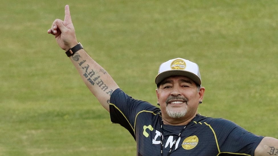 Dijego Maradona maše navijačima na stadionu Banorte u Kuliakanu, meksičkoj državi Sinaloa 10. septembra 2018. godine