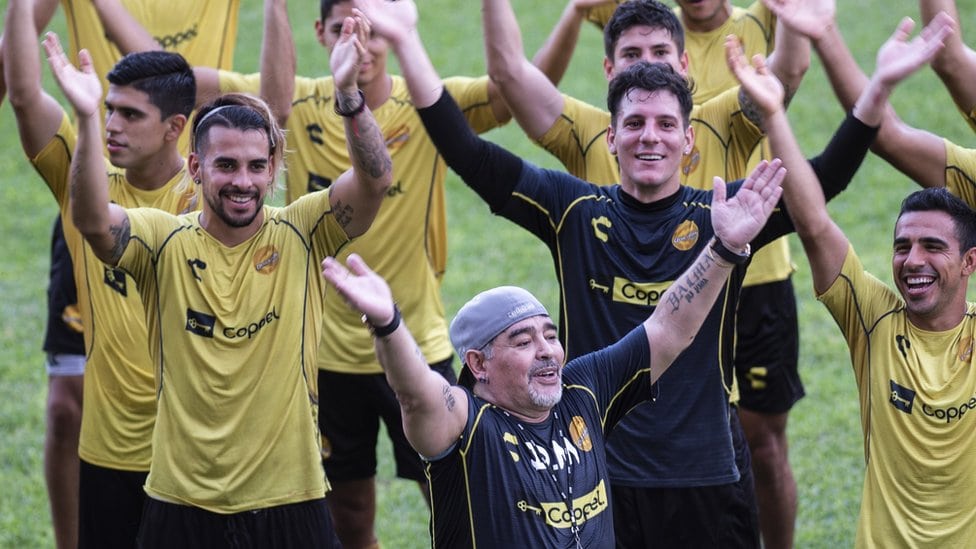 Legenda Argentine Dijego Maradona se smeje sa ostalim igračima tokom prvog treninga 10. septembra 2018. godine