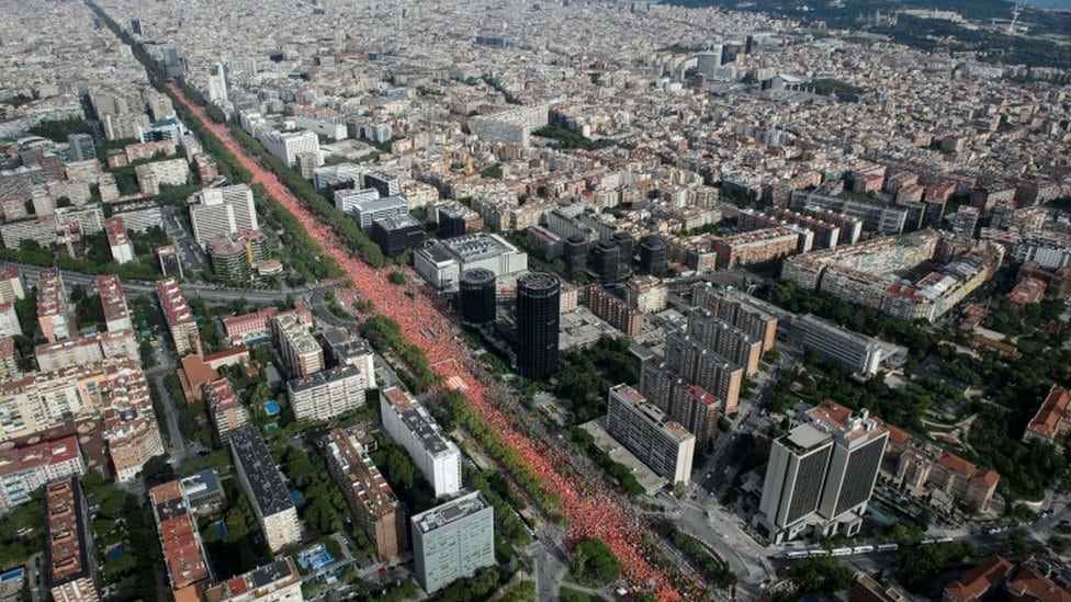 Ulice Barselone prepune crvenih majica .