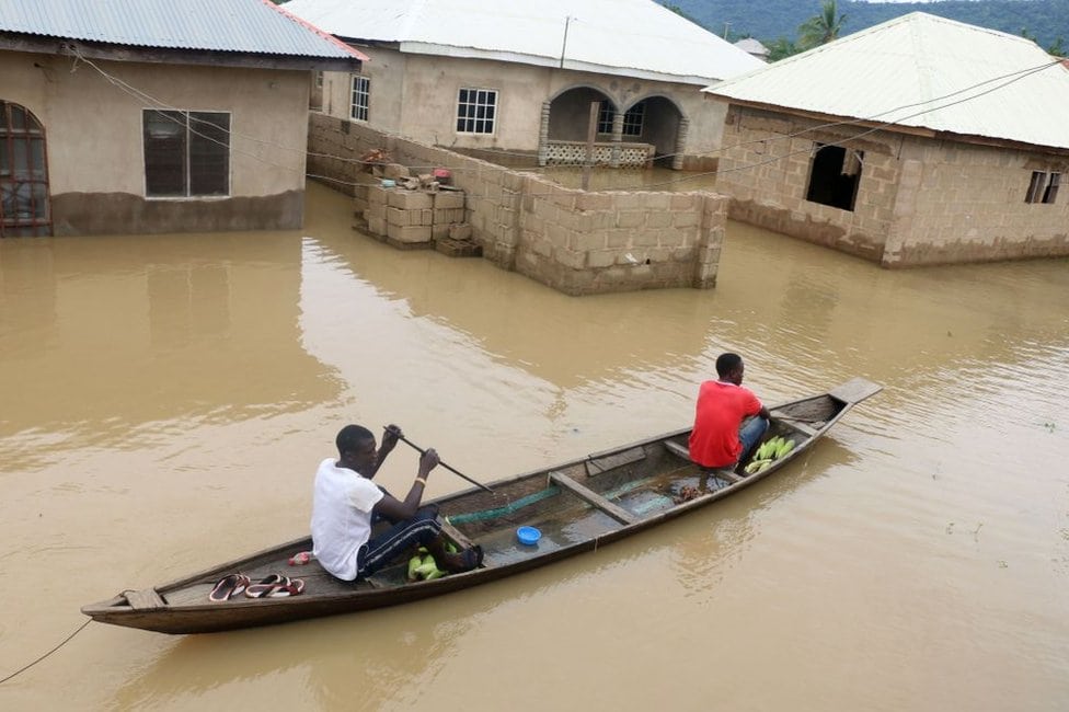 Stanovnici se uz pomoć kanua kreću pored poplavljenih kuća posle jakih kiša u mestu Lokoja, državi Kogi u Nigeriji, 14. septembra 2018. godine